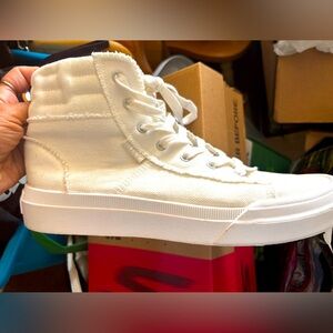 Roxy Tae mid-top zipper style sneakers Pre Loved But In Good Condition Sz 11